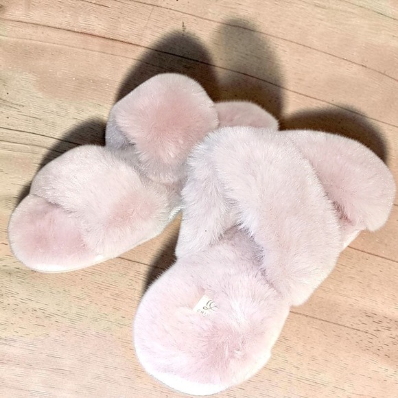 Chinese Laundry Shoes - Chinese Laundry Pink Faux Fur Cross Band Slippers NWOT L 9-10 Plush Slide